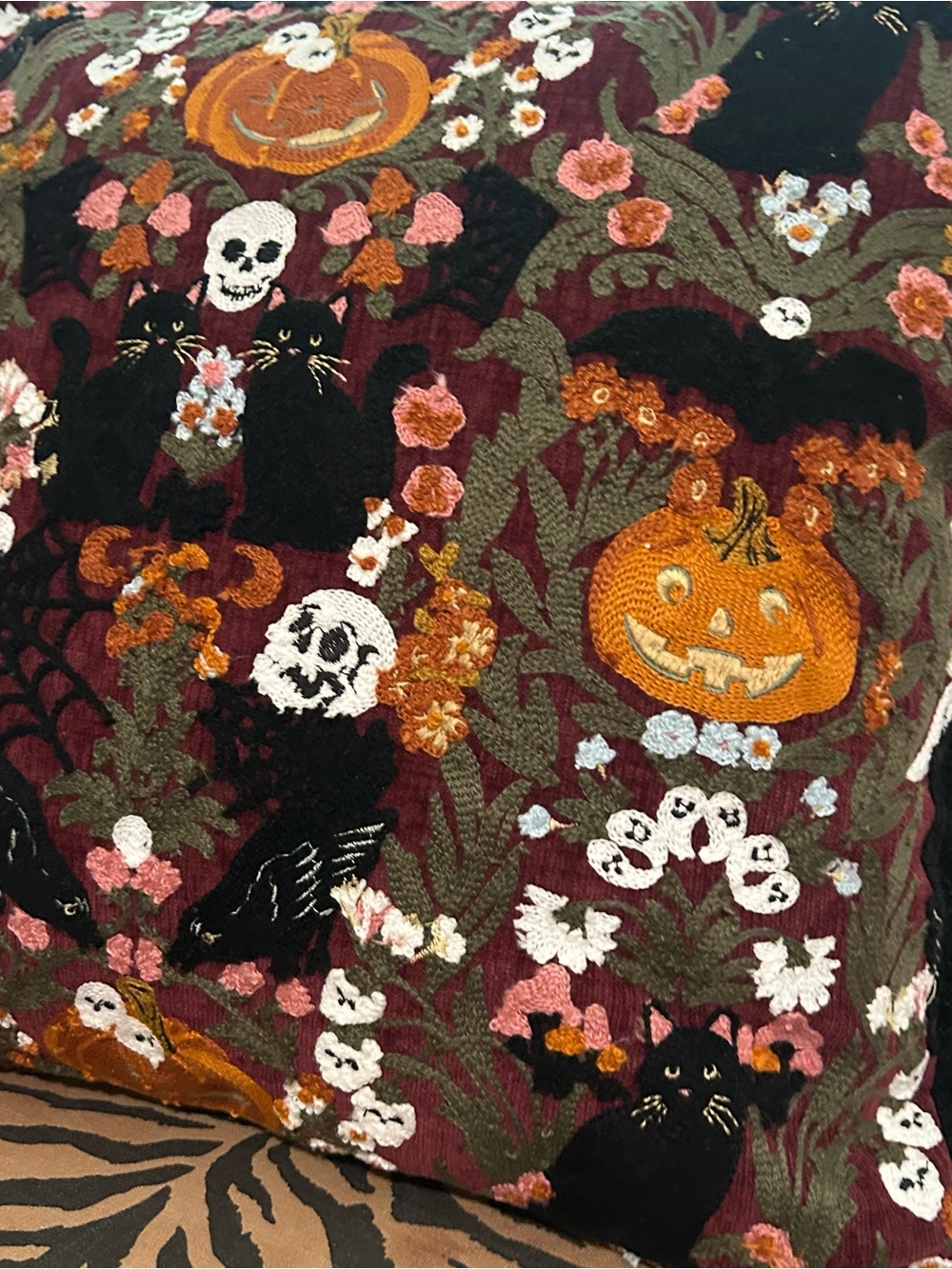 NEW Envouge Halloween Embroidered OnChenille Pumpkin&Cat Decorative Throw Pillow - Picture 4 of 10